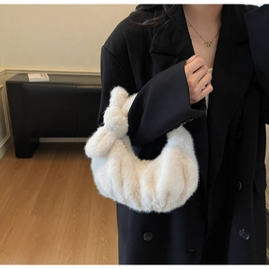 Dettaglio della borsa a mano cloud in ecopelliccia bianca con manico annodato e peluche