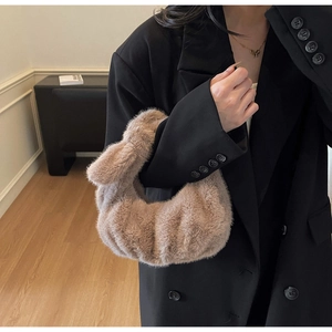 Dettaglio di una borsa in finta pelliccia kaki con elegante trama arricciata per l'inverno