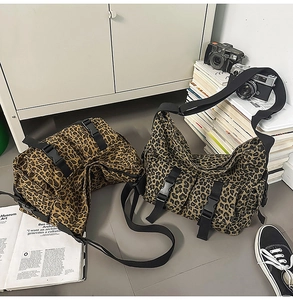Detailansicht der Tragetaschen mit Leopardenmuster, Multi-Taschen-Design und Schnallen