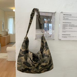 Detailed view of the large camouflage canvas hobo bag with wide shoulder strap
