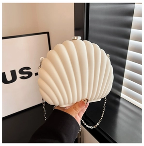 Détail du sac à main en acrylique blanc crème en forme de coquille avec chaîne argentée