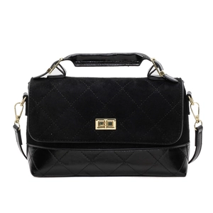 Mattschwarze gesteppte Umhängetasche mit Vintage-Goldverschluss und elegantem Handgriff