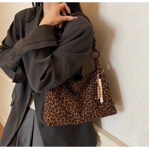 Sac bandoulière léopard rétro avec une sangle en perles de bois et pampille décorative