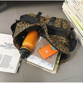 Nahaufnahme der Leopard-Tragetasche mit geräumigem Innenraum für Wasserflasche und Bücher