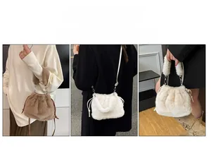Détail d'un sac seau en peluche avec poignée supérieure et bandoulière réglable polyvalente