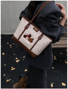 Détail du sac cabas en toile beige à pois roses avec broderie de chien mignon