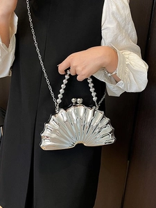 Sac de soirée argenté en forme de coquille avec poignée en perles et chaîne