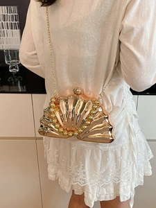 Pochette de soirée dorée en forme de coquillage avec poignée en perles et chaîne