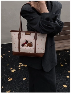 Détail du sac cabas en toile à pois avec bordure en cuir et broderie mignonne