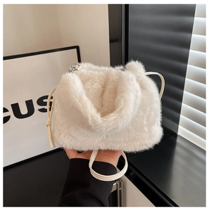 Vue détaillée du sac seau en peluche blanche avec cordon de serrage et bandoulière