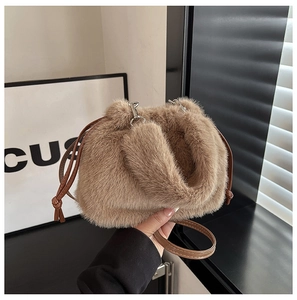 Détail de la texture en fausse fourrure et du cordon en cuir sur ce sac seau couleur kaki