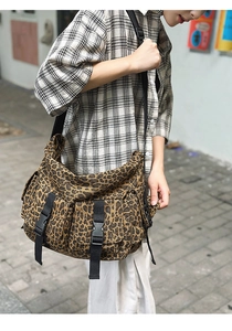 Outdoor-Aufnahme einer großen Tasche mit Leopardenmuster und verstellbaren Trägern