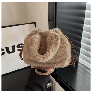 Gros plan du sac en peluche marron avec bandoulière en cuir et anneau métallique robuste