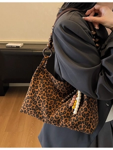 Sac fourre-tout à imprimé léopard avec bandoulière en bois et breloques bohèmes
