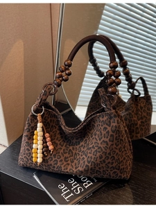 Sac fourre-tout rétro à motif léopard avec poignées en bois et breloque colorée