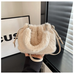 Détail du sac seau en peluche beige avec texture fausse fourrure et cordons de serrage