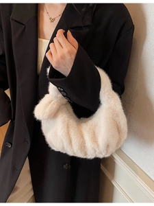 Elegante borsa da polso in ecopelliccia bianco crema con morbida trama e manico a mezzaluna