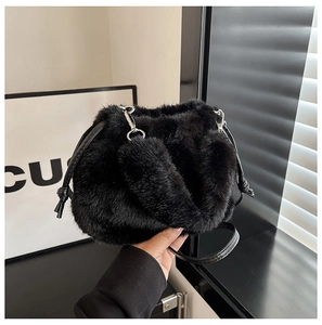 Détail du sac à main noir en fausse fourrure avec cordon et boucles argentées