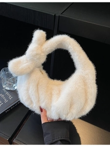 Borsa a mano bianca in pelliccia sintetica con fiocco e cerniera per l'inverno