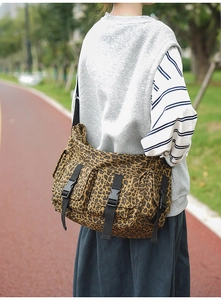 Detail der Canvas Umhängetasche mit Leopardenmuster, vielen Taschen und Schnallenriemen