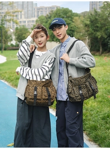 Detailansicht der Canvas-Tasche mit Leopardenmuster, zwei Fronttaschen und Schnallen