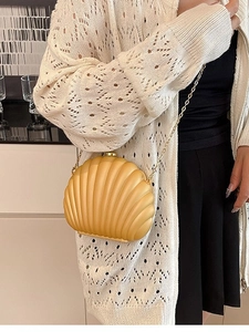 Sac bandoulière tendance en forme de coquillage jaune gingembre avec chaîne dorée