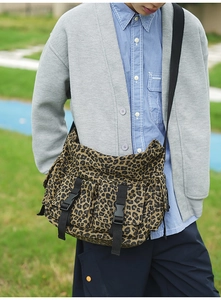Leoparden-Canvas-Tasche mit Schnallen-Außentaschen und verstellbarem Nylon-Schultergurt