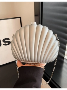 Pochette de soirée chic en forme de coquillage argenté avec texture métallique