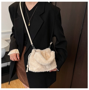 Sac seau chic en fausse fourrure beige avec cordon de serrage et fine bandoulière en cuir