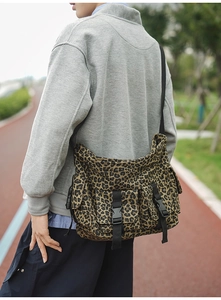 Detailaufnahme der Umhängetasche mit Leopardenmuster, Schnallen und verstellbarem Gurt