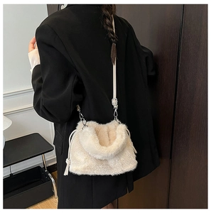 Détail du sac seau en fausse fourrure blanc cassé avec cordon et bandoulière souple