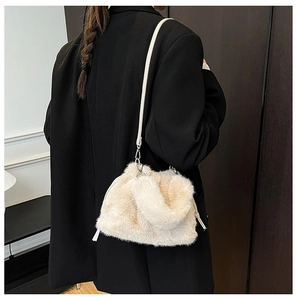 Détail de la texture d'un sac à bandoulière en fausse fourrure avec boucle métallique