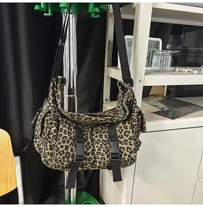 Nahaufnahme der Canvas-Einkaufstasche mit Leopardenmuster und zwei Vordertaschen mit Schnallen