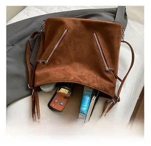 Vue détaillée de l'intérieur spacieux d'un sac cabas en daim marron avec double fermeture