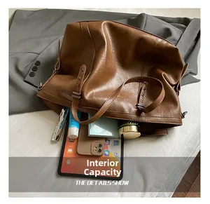 Vue détaillée de l'intérieur d'un grand sac fourre-tout avec iPad et maquillage