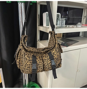 Detailansicht der Tragetasche mit Leopardenmuster, schwarzen Schnallen und Mehrfachtaschen