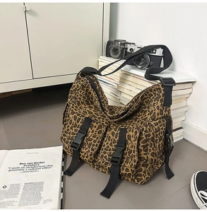 Makroaufnahme der strapazierfähigen Canvas-Tragetasche mit Leopardenmuster und Schnallen