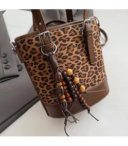 Detail der Bucket Bag mit Leopardenmuster, Holzperlenquasten und PU-Leder-Textur