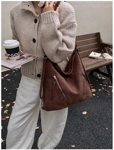 Vue détaillée d'un grand sac cabas en daim marron porté par un mannequin en automne