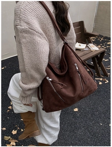 Grand sac à bandoulière en daim marron avec détails de fermeture éclair et cuir mat