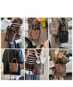Detailansicht stilvoller Eimertaschen mit Griff und Holzperlen-Quaste in verschiedenen Farben