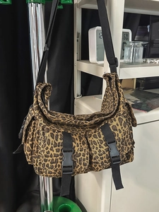 Leopard-Canvas-Tragetasche mit funktionellen Taschen und verstellbarem Nylongurt