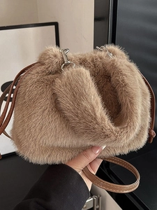 Sac Seau en Fausse Fourrure pour Femmes Sac à Bandoulière en Peluche Douce Avec Cordon de Serrage et Chaîne Sac à Main d'Hiver