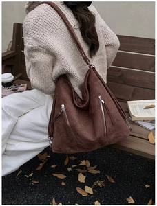 Détail d'un grand sac cabas en daim marron foncé avec double fermeture éclair en automne
