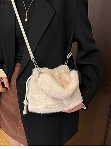 Sac seau beige en fausse fourrure avec poignée peluche et bandoulière en cuir