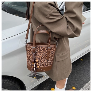 Detailansicht der Eimer-Tasche mit Leopardenmuster und Holzperlen-Quasten für den Herbst