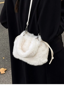 Sac à bandoulière en fausse fourrure blanche douce avec lanière en cuir en décor extérieur