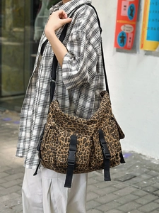 Große Tragetasche mit Leopardenmuster, mehreren Taschen und funktionellen Schnallen