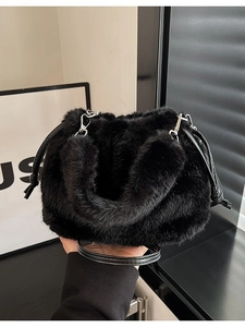 Sac à main en fausse fourrure pelucheuse avec poignée en PU noir et chaîne en argent