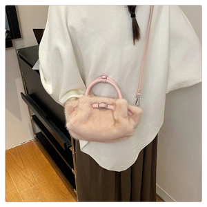 Detailansicht der eleganten rosa Plüschtasche mit Lederriemen und Metallschnalle